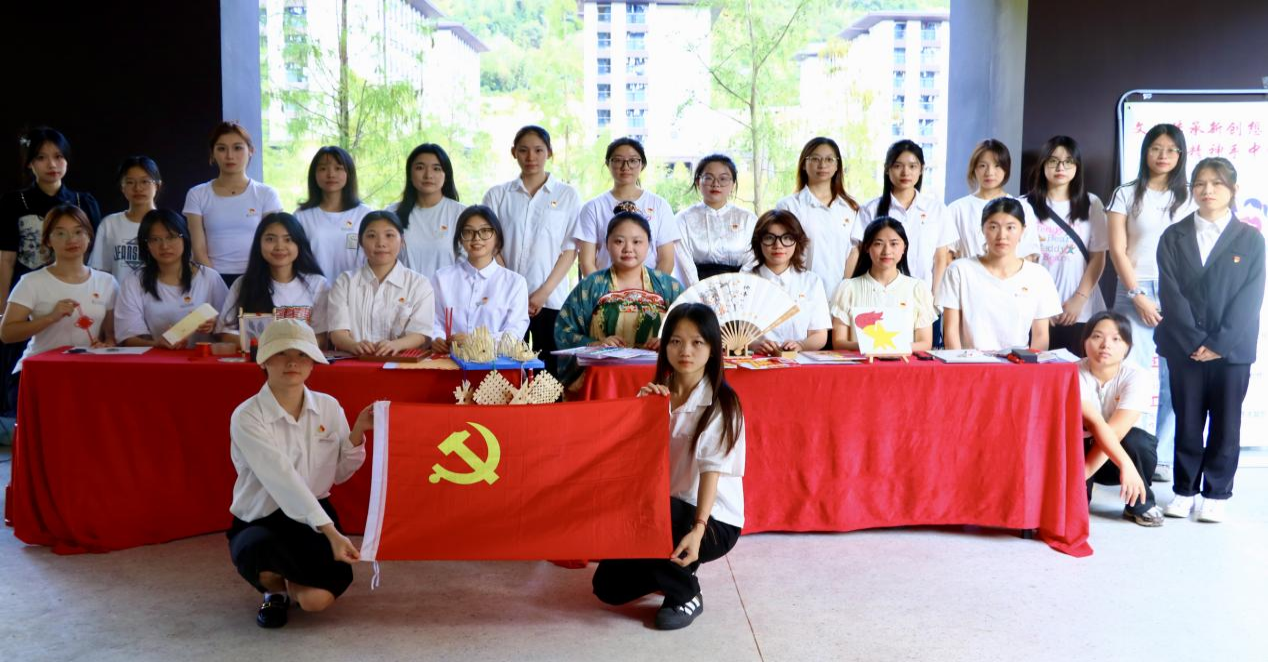 图为“一站式”学生社区主题党日活动.png