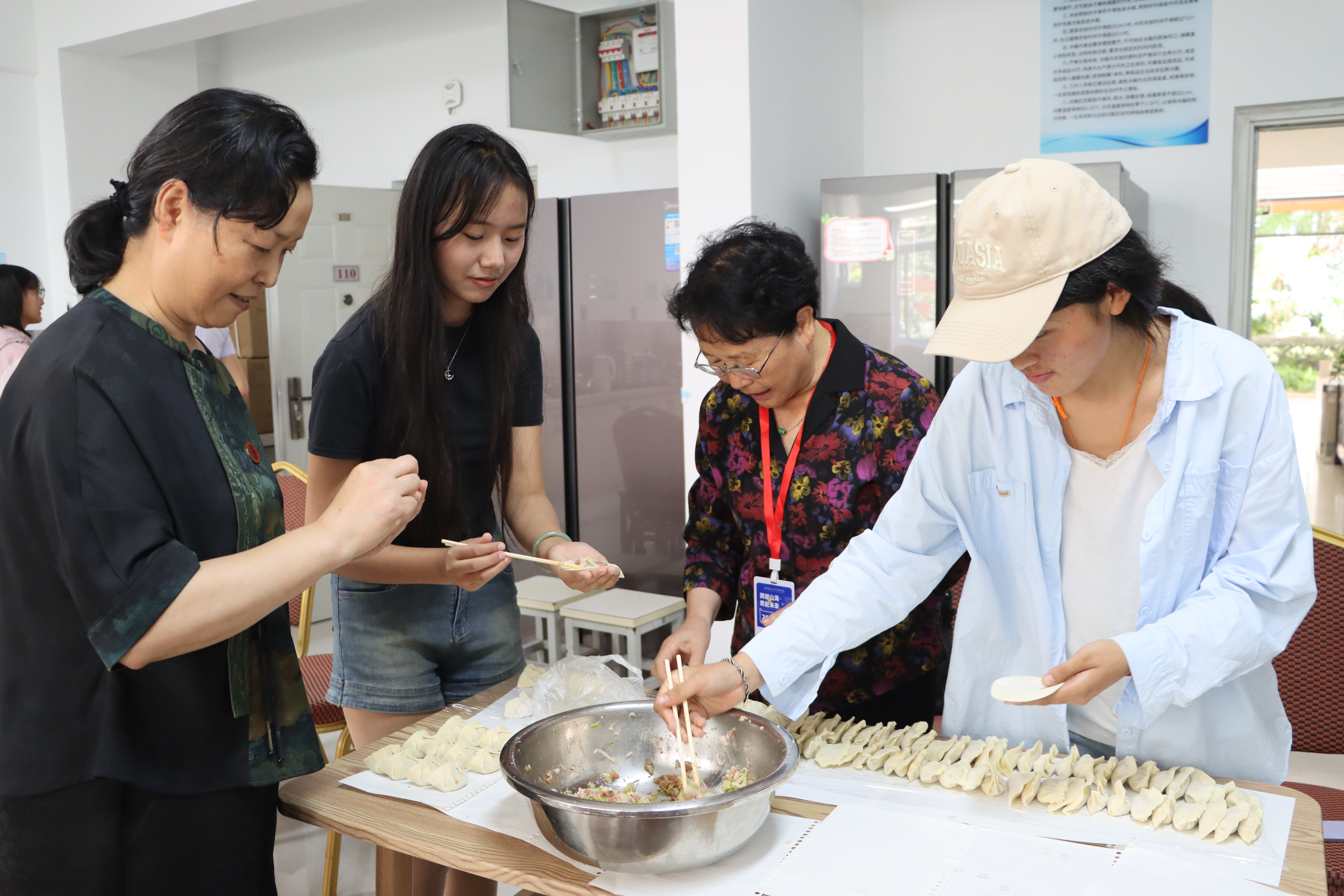 队伍入驻——校领导深入学生社区.jpg 队伍入驻——校领导深入学生社区.jpg