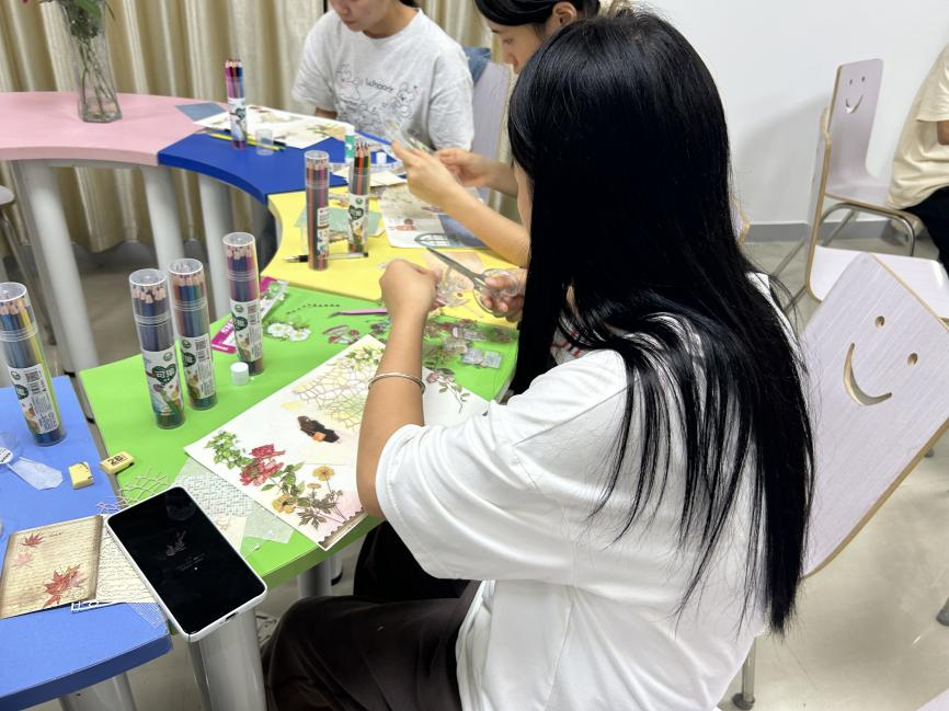 创意拼贴画,心灵的温暖港湾——学生参与“一站式”学生社区.png 创意拼贴画,心灵的温暖港湾——学生参与“一站式”学生社区.png