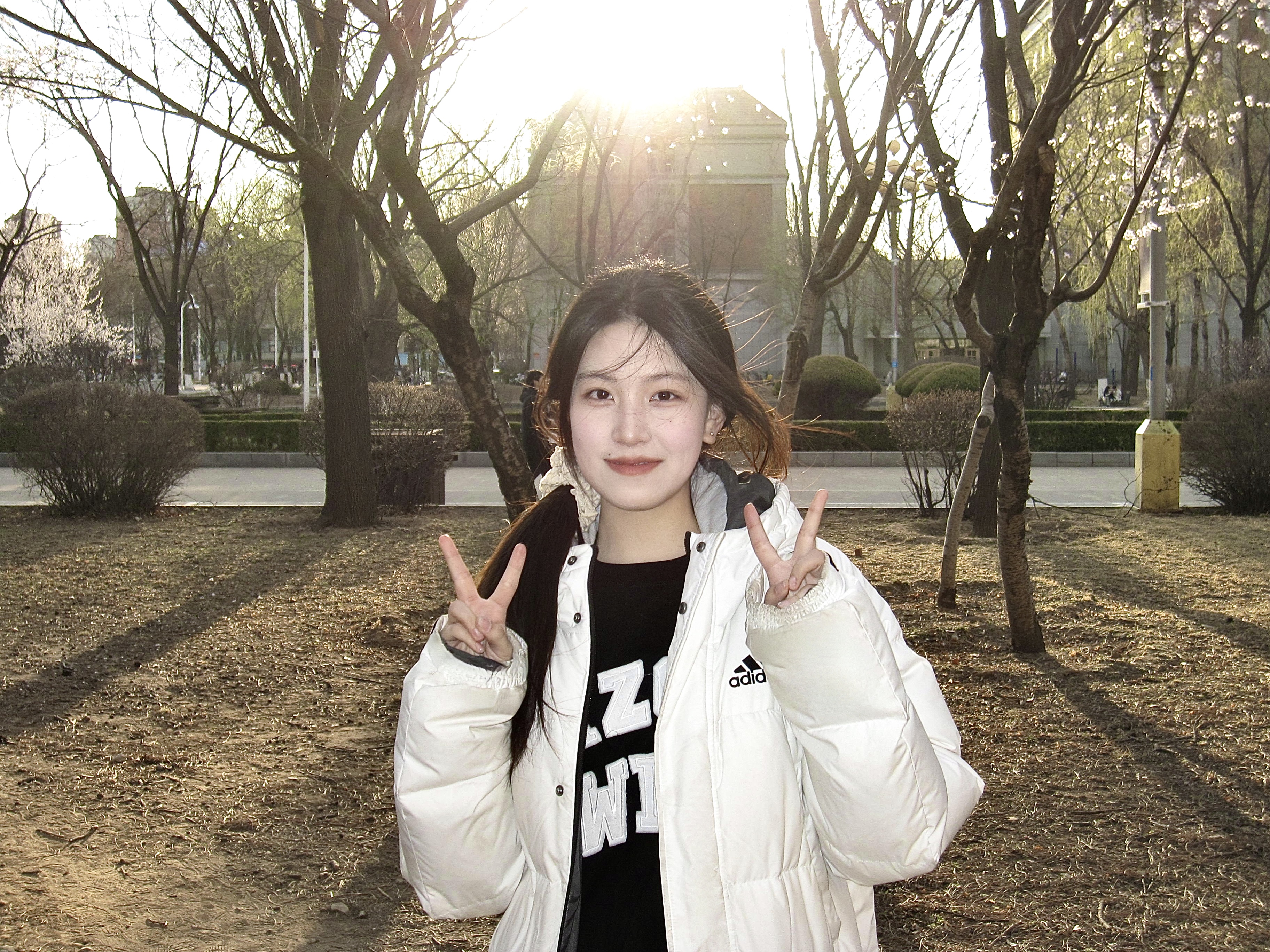 数学科学学院 许佳怡 23008136 《沐光浅笑，青春正好》.jpg