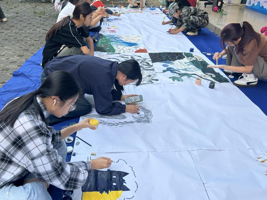 学生在“一站式”学生社区自由挥洒,释放心灵,参与自由涂鸦艺术疗愈活动.png 学生在“一站式”学生社区自由挥洒,释放心灵,参与自由涂鸦艺术疗愈活动.png