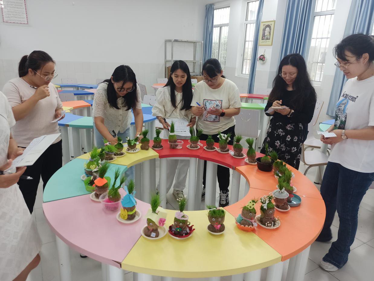 草头娃娃设计大赛活动中,评委无记名投票环节.png 草头娃娃设计大赛活动中,评委无记名投票环节.png