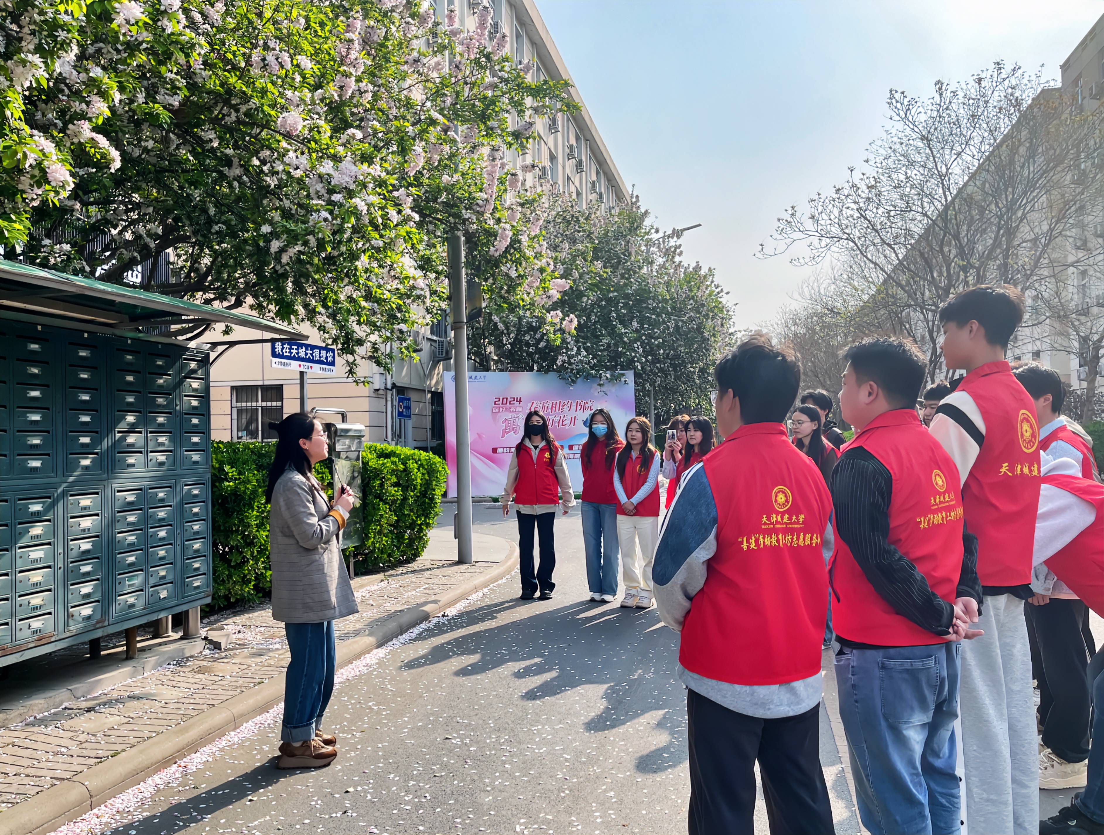 图1.思政教师以社区海棠花开为契机讲授海棠花背后的“周邓故事”(1).jpg