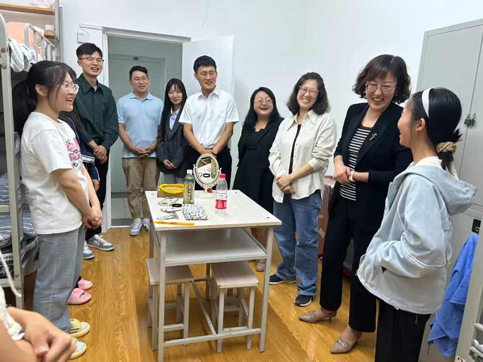 学院领导入驻学生社区与学生交流.jpg
