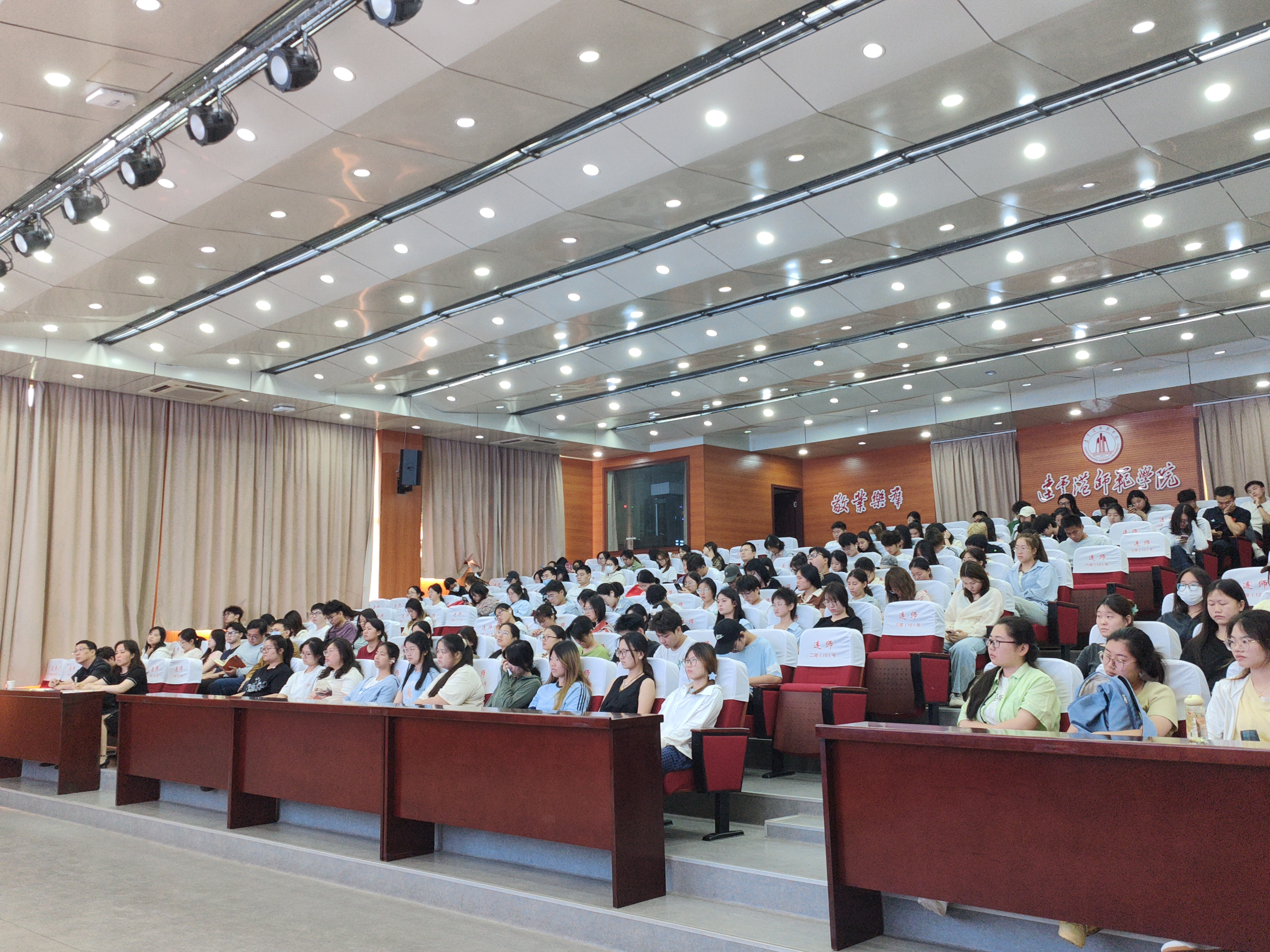 举办“市情大讲堂”进校园宣讲活动 (1).jpg 举办“市情大讲堂”进校园宣讲活动 (1).jpg