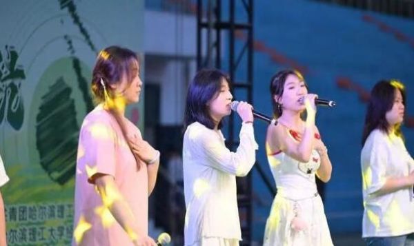 《Chosen Family》.jpg 《Chosen Family》.jpg