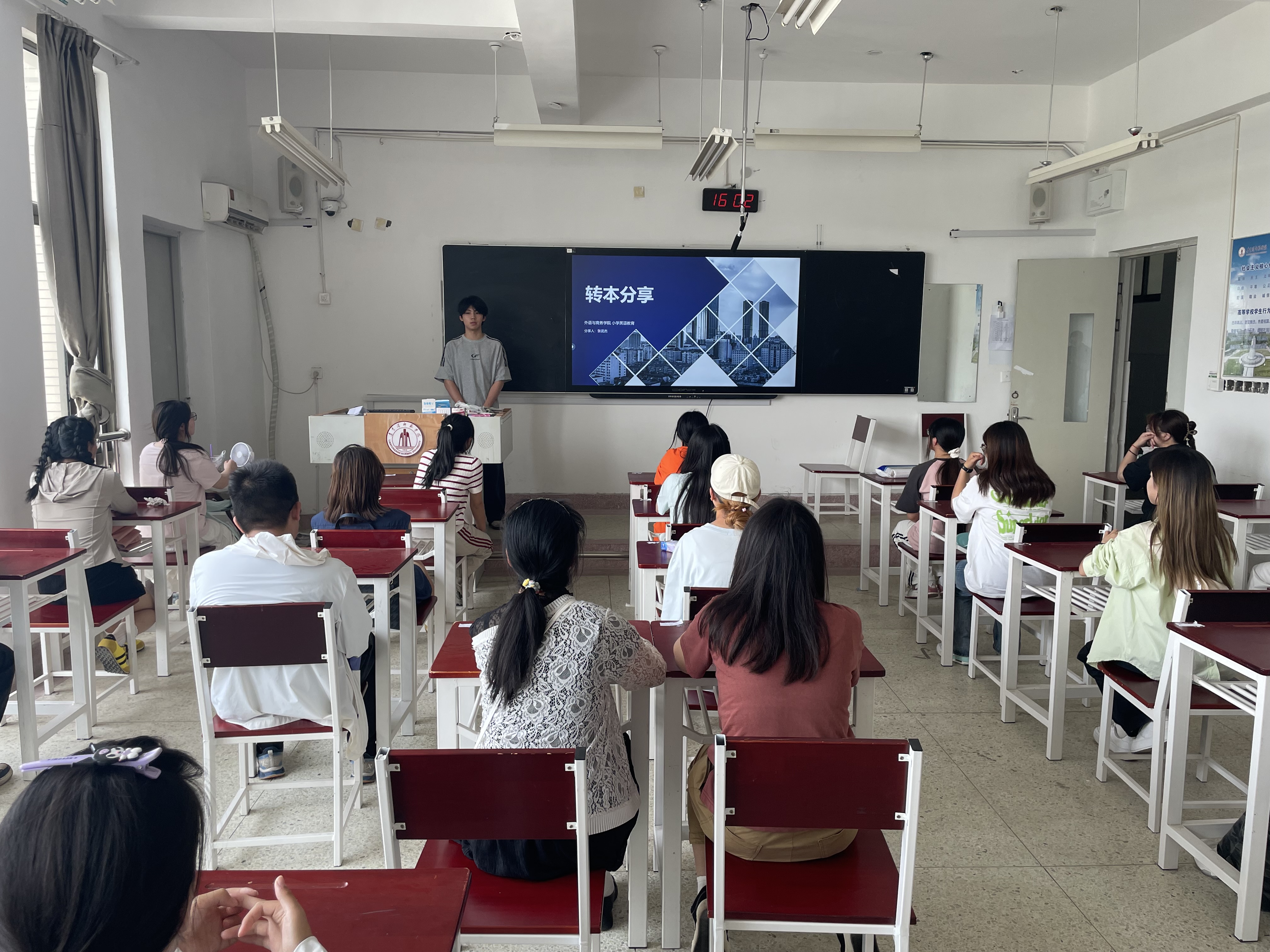 外语与商务学院（国际教育学院）举办专转本经验交流暨动员会 (1).JPG