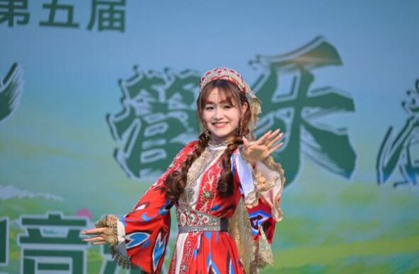 《葡萄架下的篝火》.jpg 《葡萄架下的篝火》.jpg