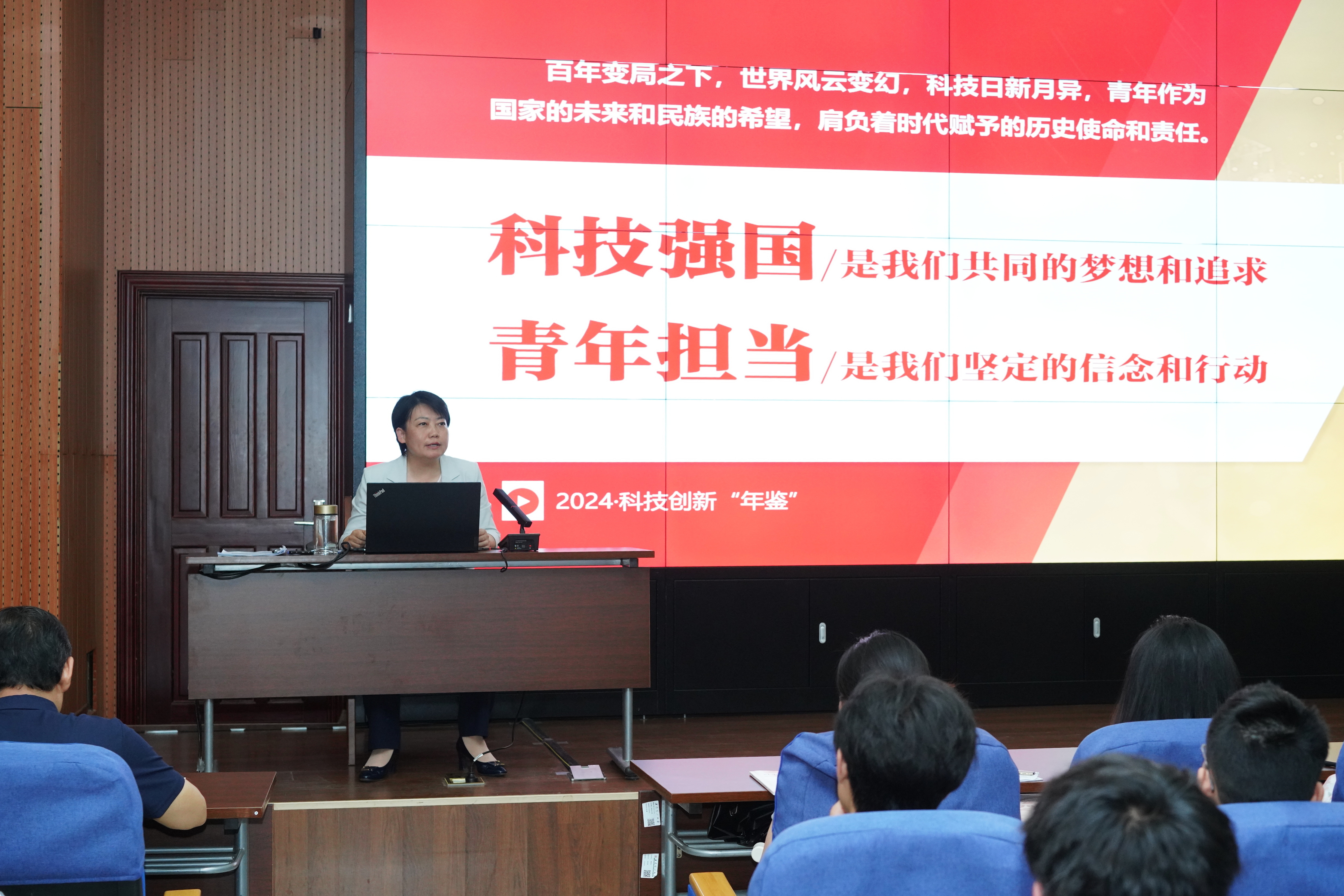 擎信仰火炬，点燃学子科技报国梦！校长冯永新开讲思政课