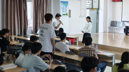 青春筑梦正当时，榜样领航向未来 | 开展毕业生经验交流分享会