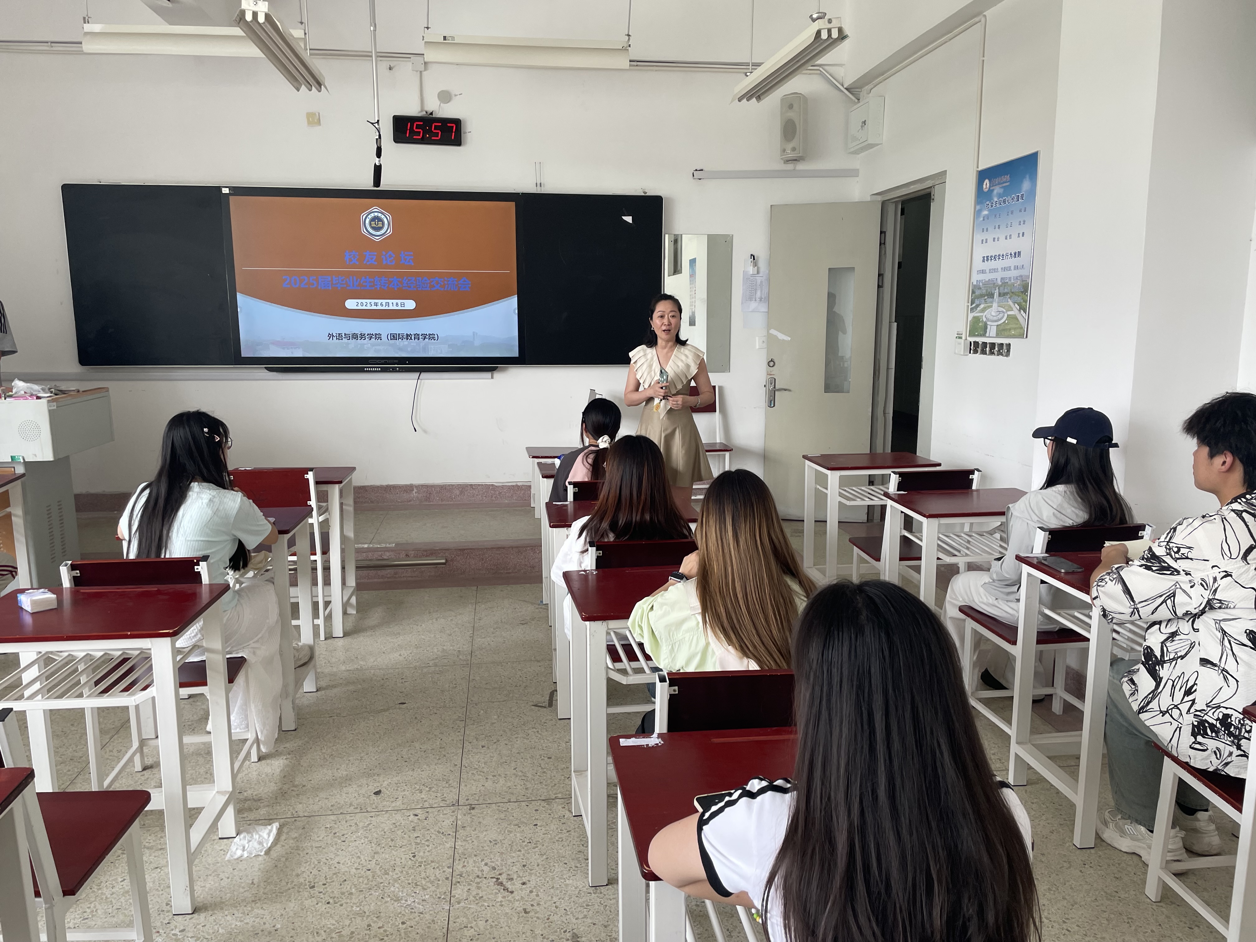 外语与商务学院（国际教育学院）举办专转本经验交流暨动员会 (2).JPG