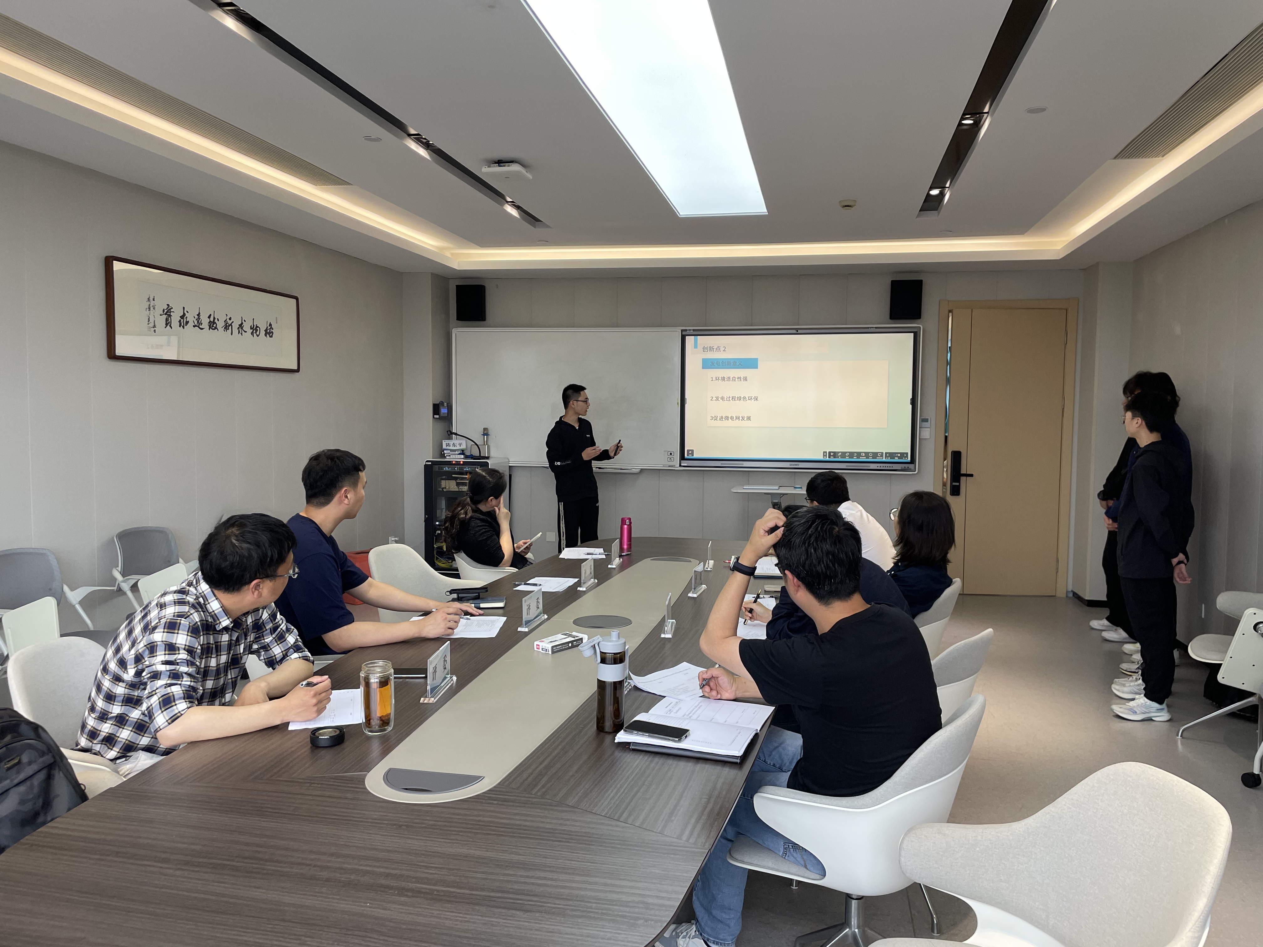 教师在社区研讨室开展学生竞赛指导.jpg