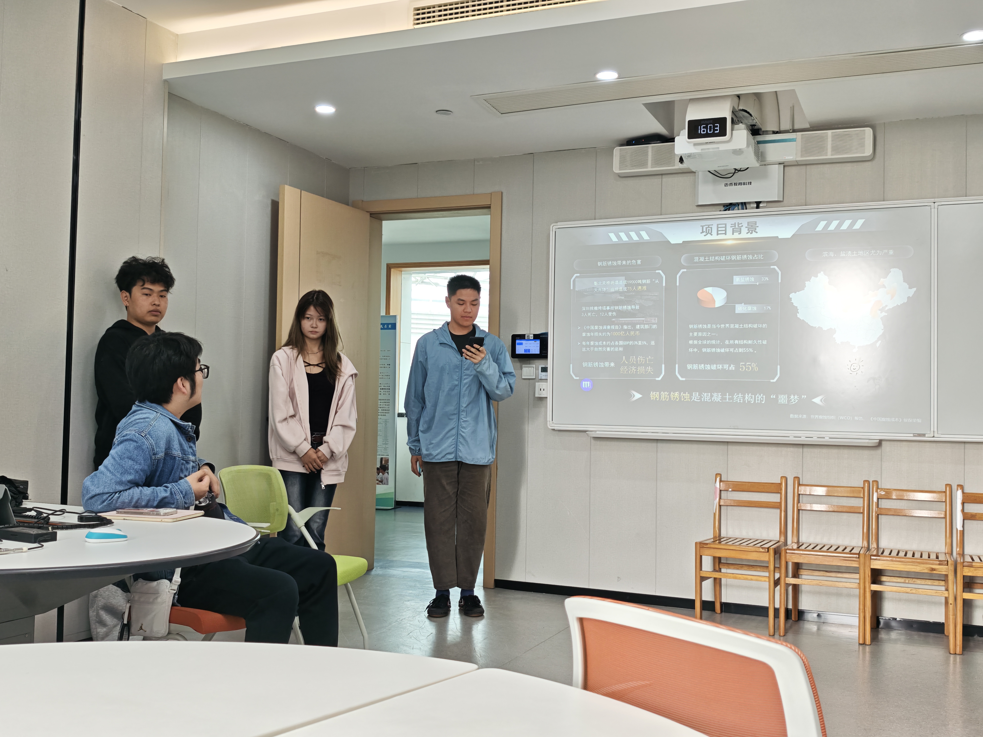 邀请校外企业专家到学生社区为学生开展竞赛指导.jpg