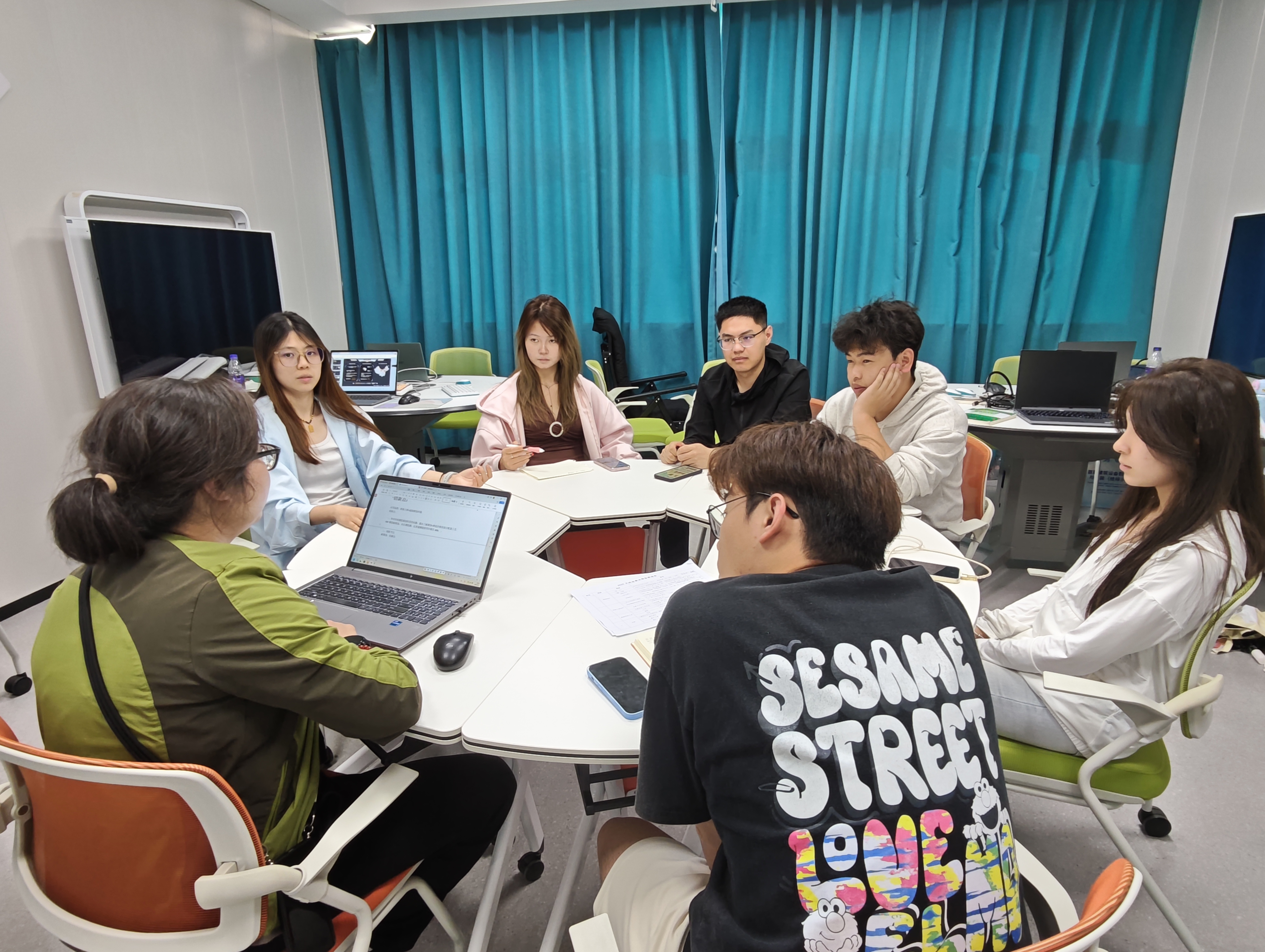 学生在社区研讨室开展竞赛研讨.jpg