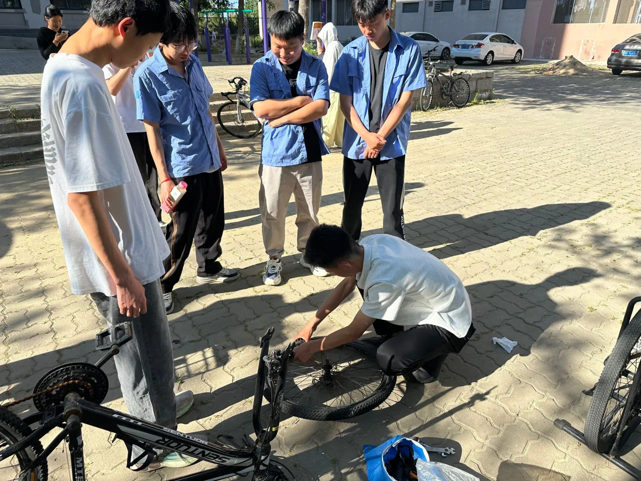 4.志愿者对自行车进行检查.png