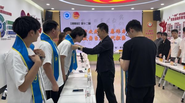 赵水杉为话剧演职同学佩戴“大珩文化使者”绶带.jpg