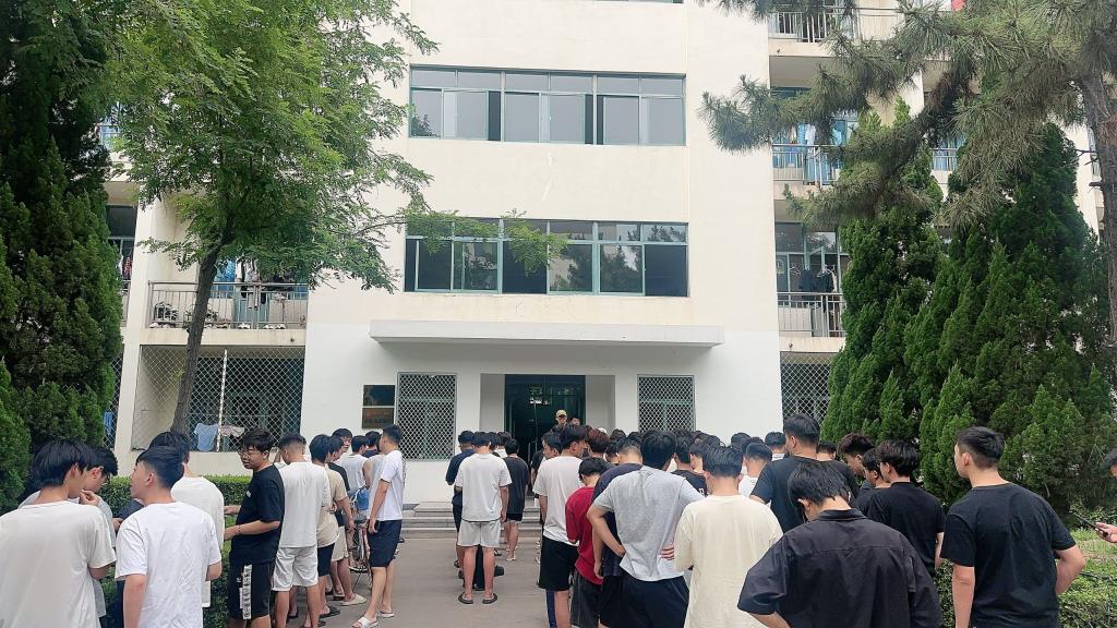 烟台南山学院经济与管理学院举行“安全生产月”消防演练活动
