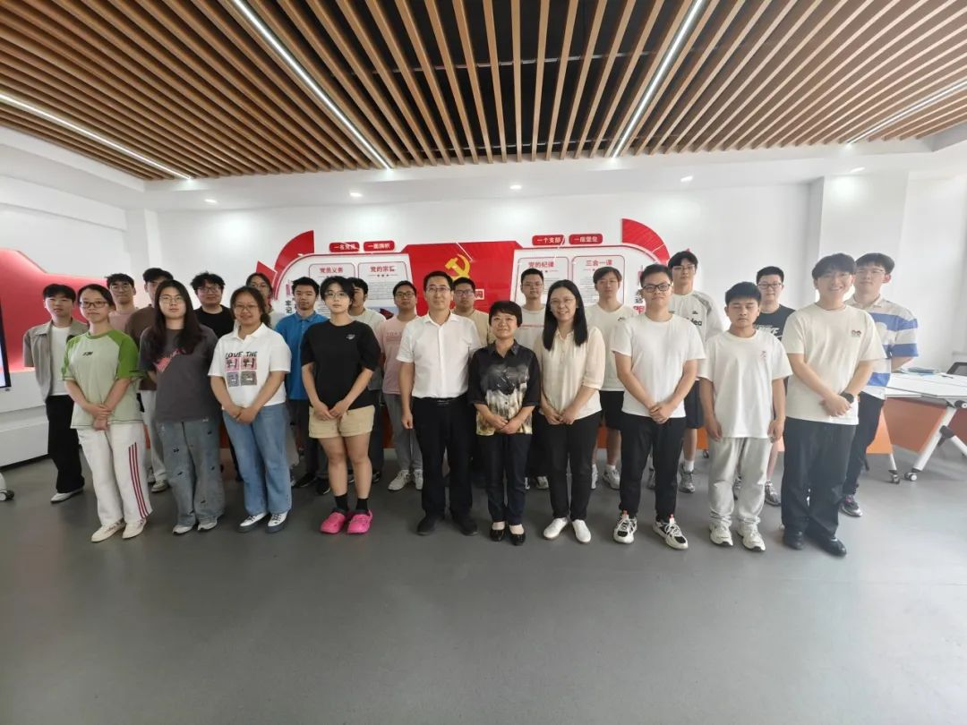 班会现场.png 班会现场.png