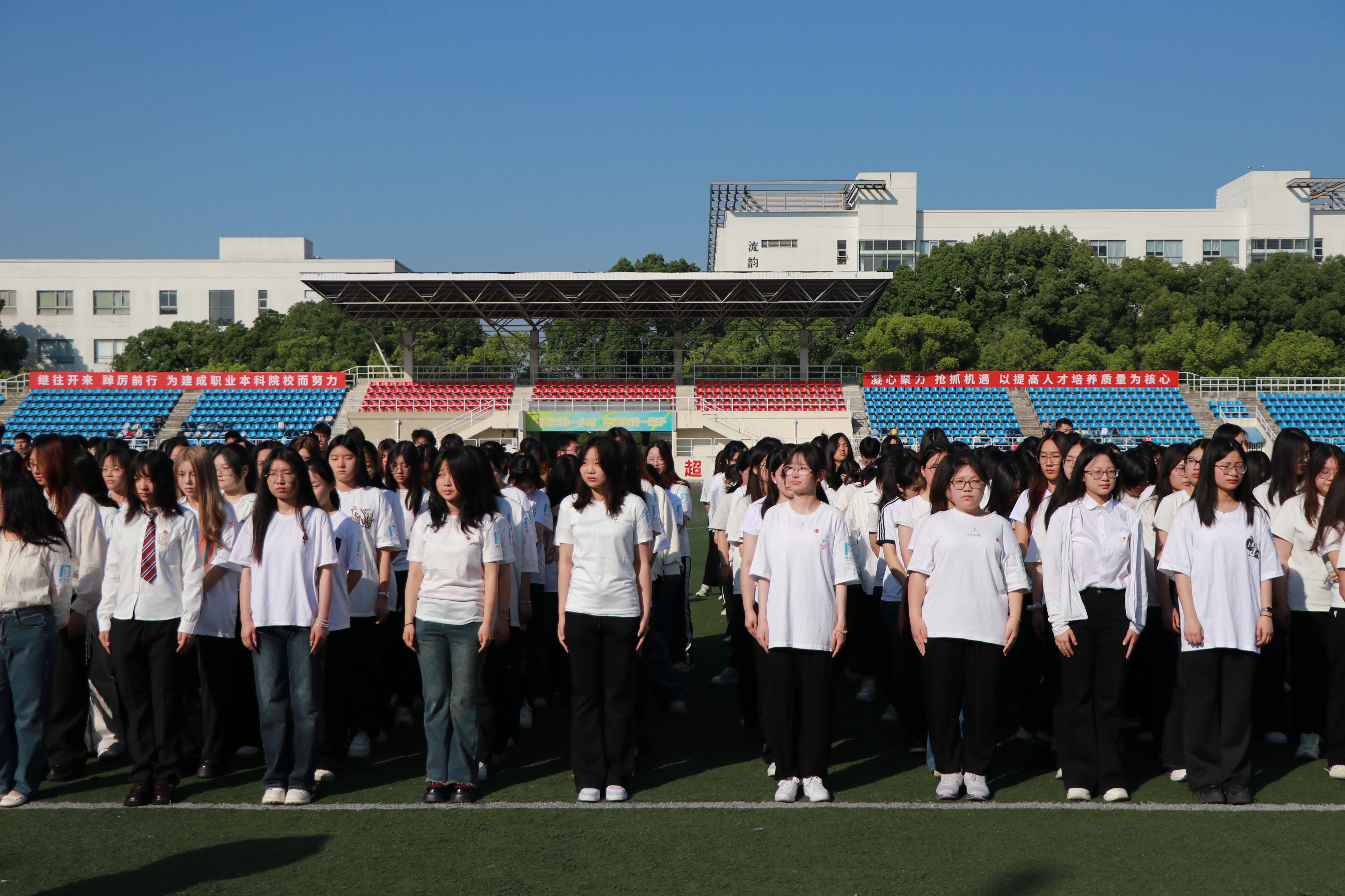 我校举行“追寻觉醒之光 接续百年星火” 国旗下的思政课1.jpg