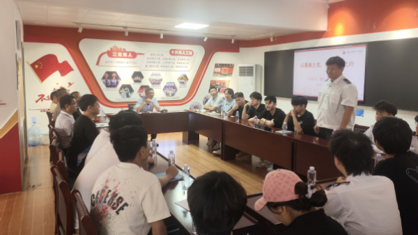 副校长黄江昆为交通与航海学院师生上党课并走访挂看望联宿舍学生