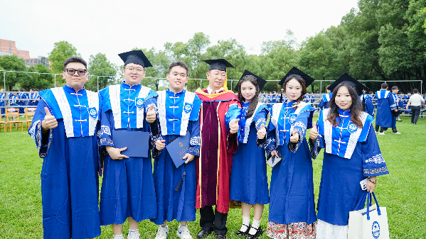向新而行 逐梦远航 | 学校隆重举行2025年毕业典礼暨学位授予仪式