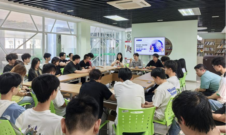 校友与同学们交流照片.png 校友与同学们交流照片.png