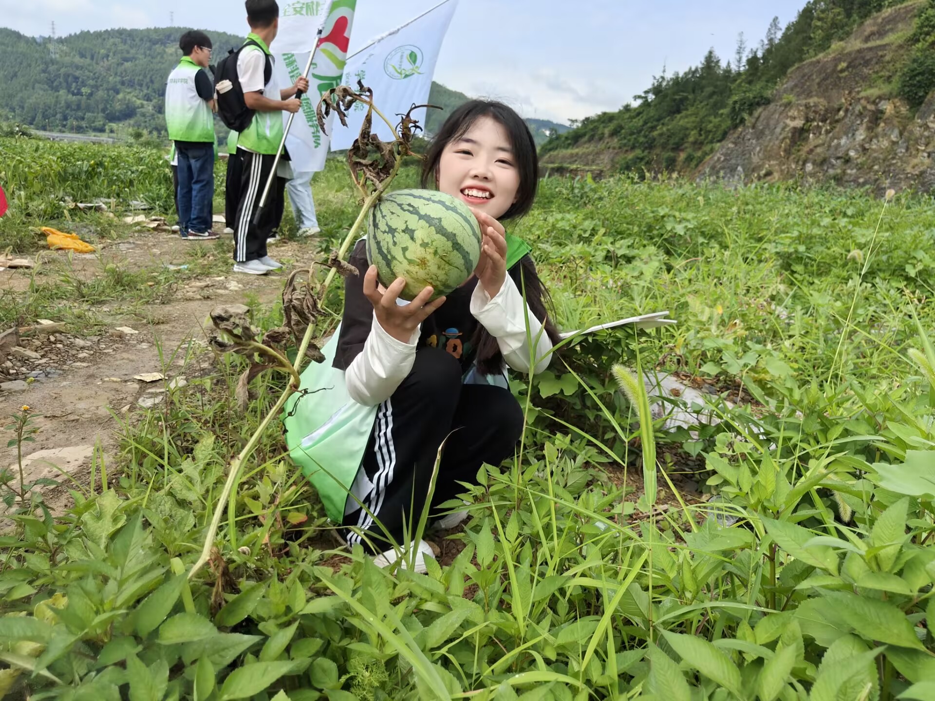 优秀团支书吴佳慧田间体验.jpg