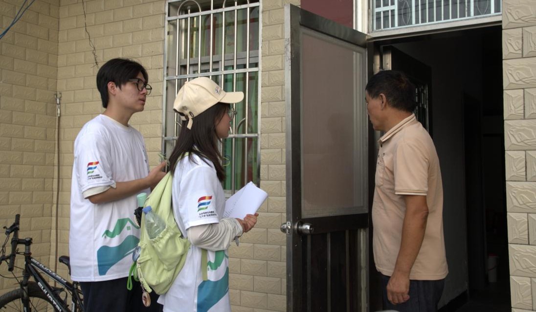 到村民家中展开问卷调查.jpg 到村民家中展开问卷调查.jpg