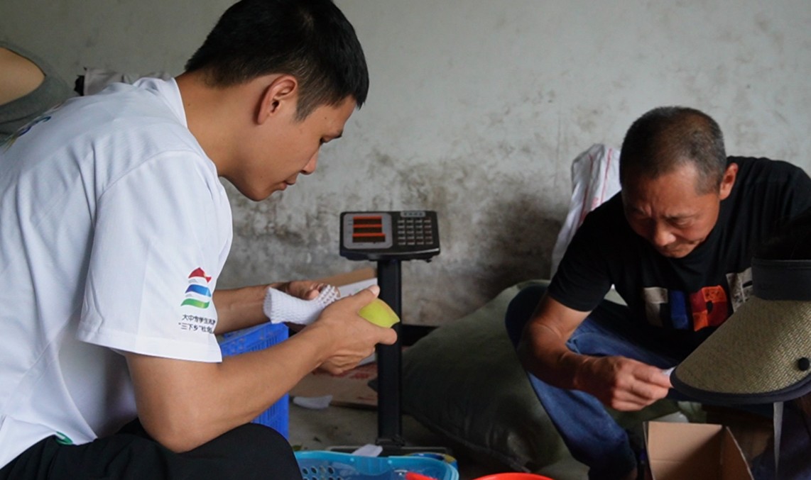 与鹰嘴桃种植户深入交流.jpg 与鹰嘴桃种植户深入交流.jpg