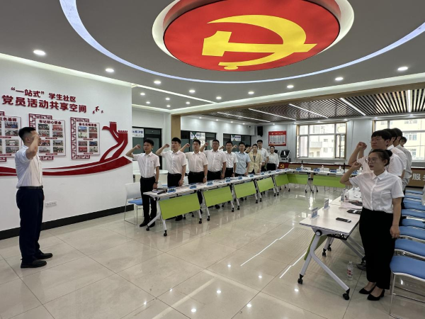 集体宣誓.png 集体宣誓.png