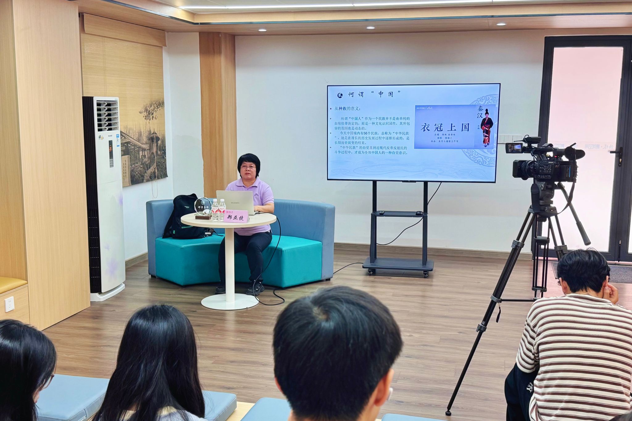 讲座现场.jpg 讲座现场.jpg