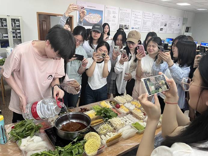 4教室秒变“厨房”沉浸式场景打造