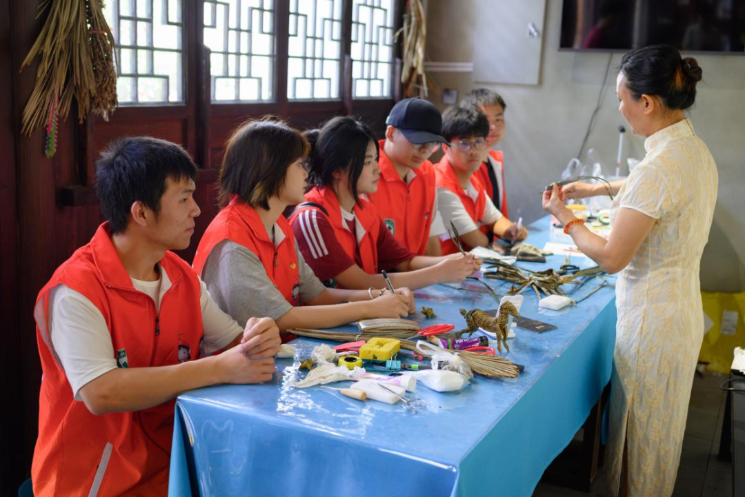实践队员学习棕编技艺.png