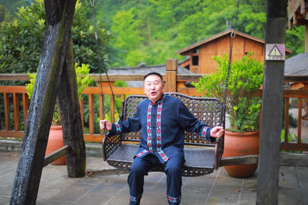 图为冉启奉介绍民宿产业照片.jpg