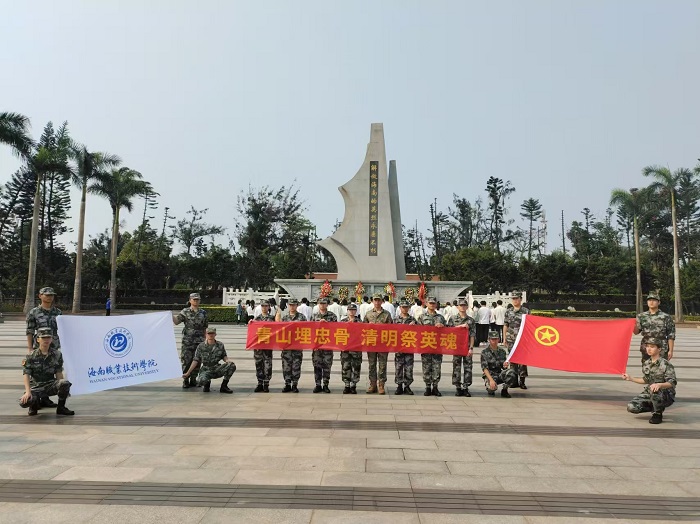 图一:学校军迷协会学生代表开展祭奠英烈活动(校团委供图).jpg 图一:学校军迷协会学生代表开展祭奠英烈活动(校团委供图).jpg