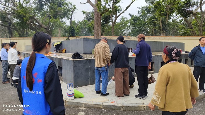 图二:志愿者正在引导市民们有序祭拜(校团委供图).jpg 图二:志愿者正在引导市民们有序祭拜(校团委供图).jpg