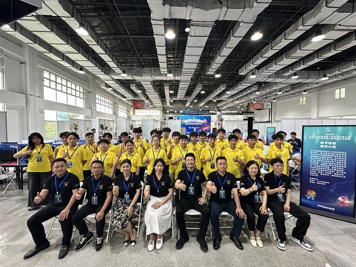 图三:参赛选手与裁判合影(工信学院供图).jpg 图三:参赛选手与裁判合影(工信学院供图).jpg