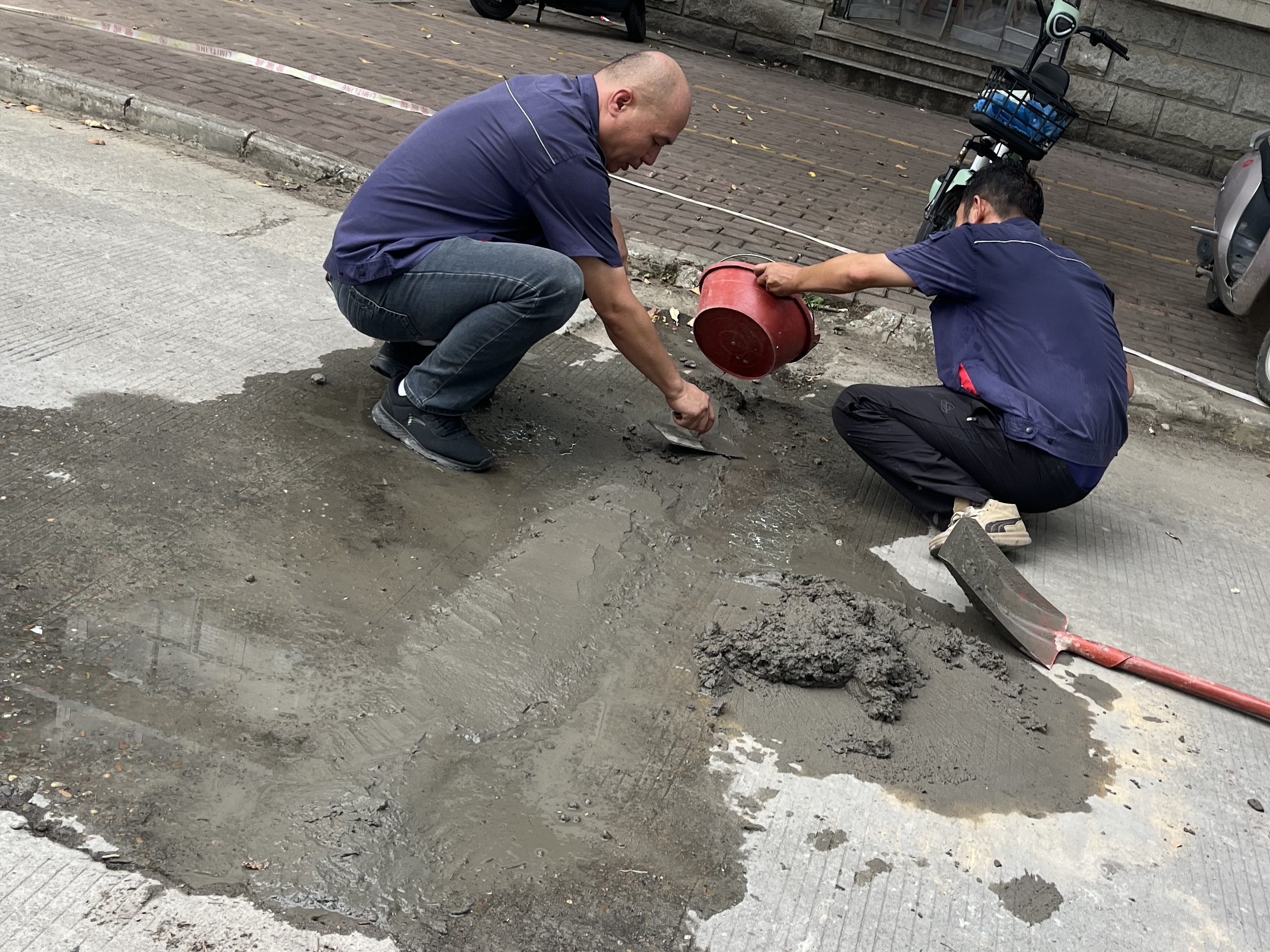 图11 修补地面坑洼.jpg