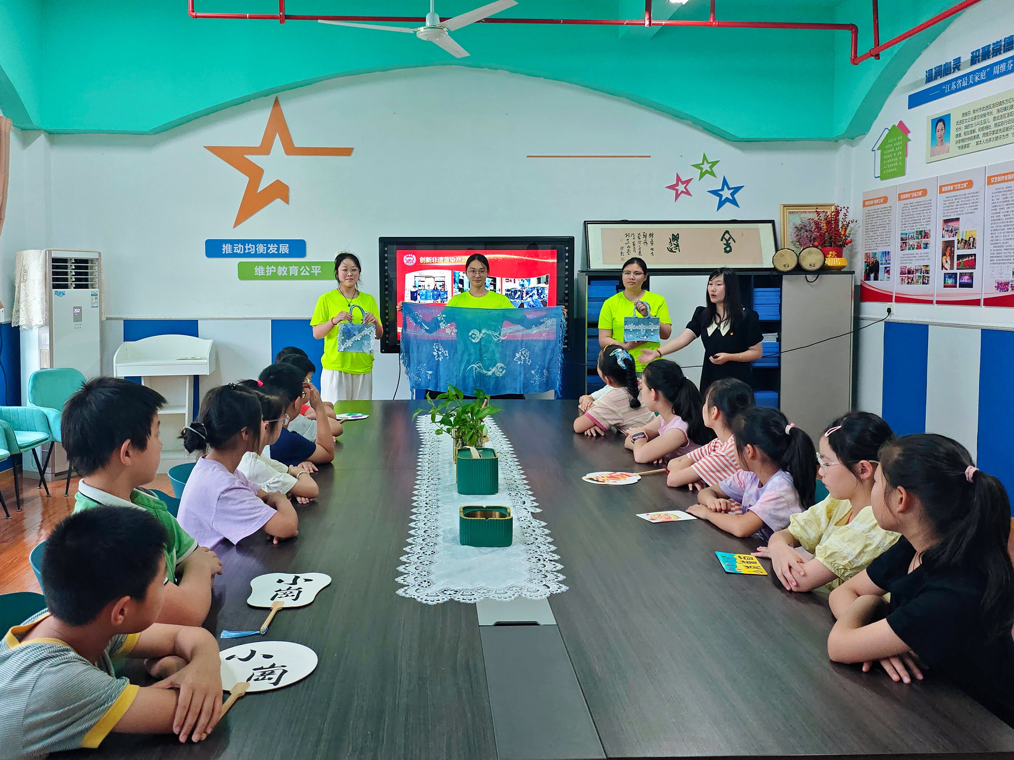 2 红色宣讲中运用文创进行互动.jpg