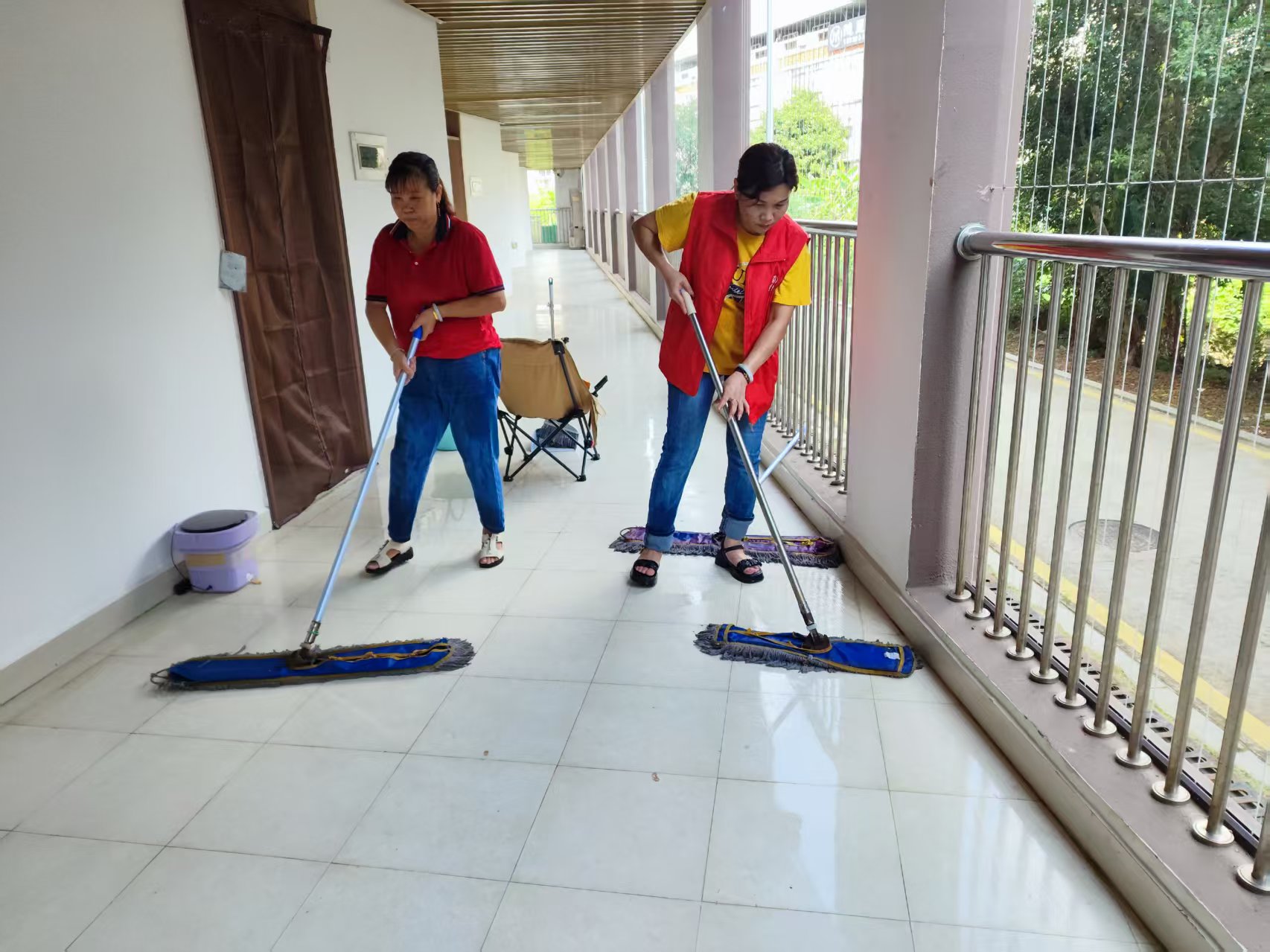 图2 清理宿舍走廊地面.jpg