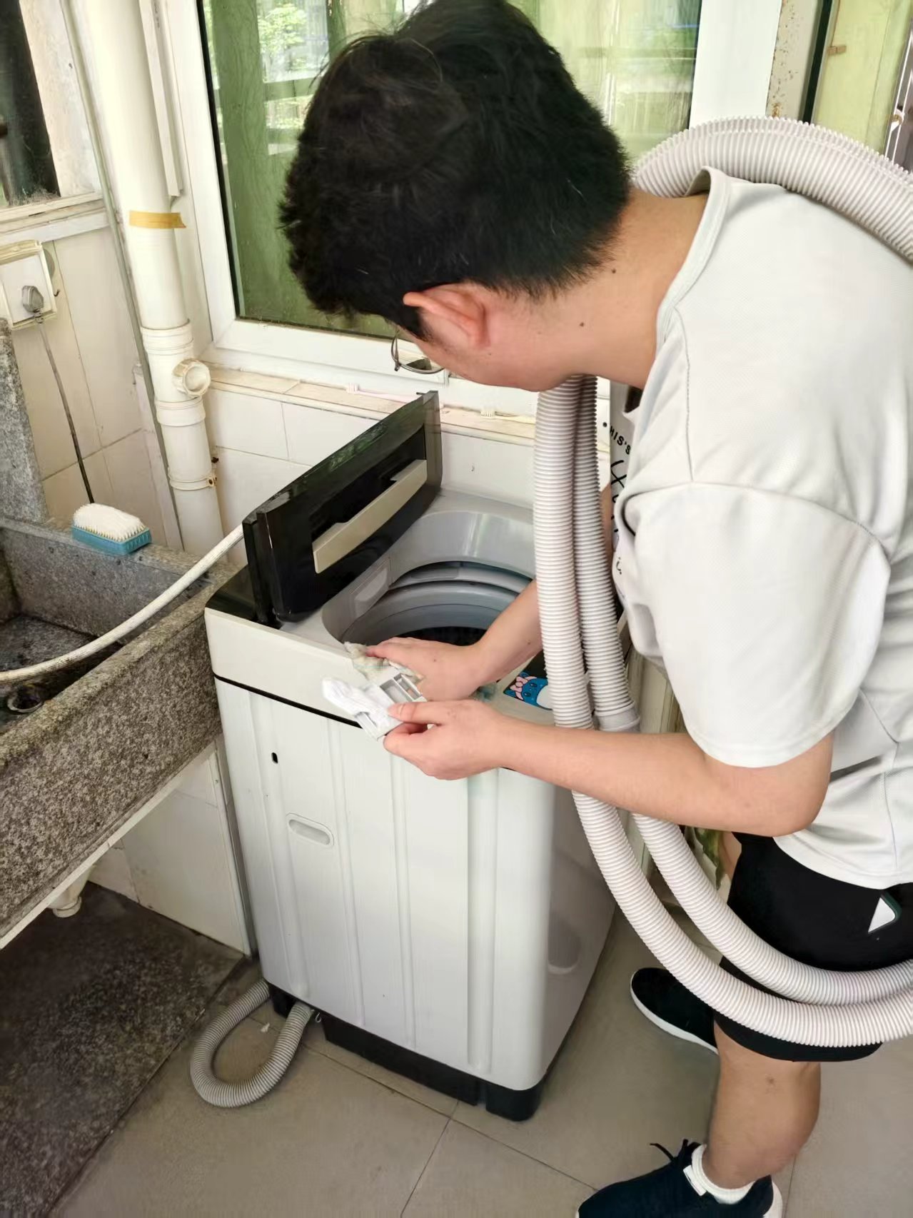 图9 改造宿舍楼公共卫生间.jpg