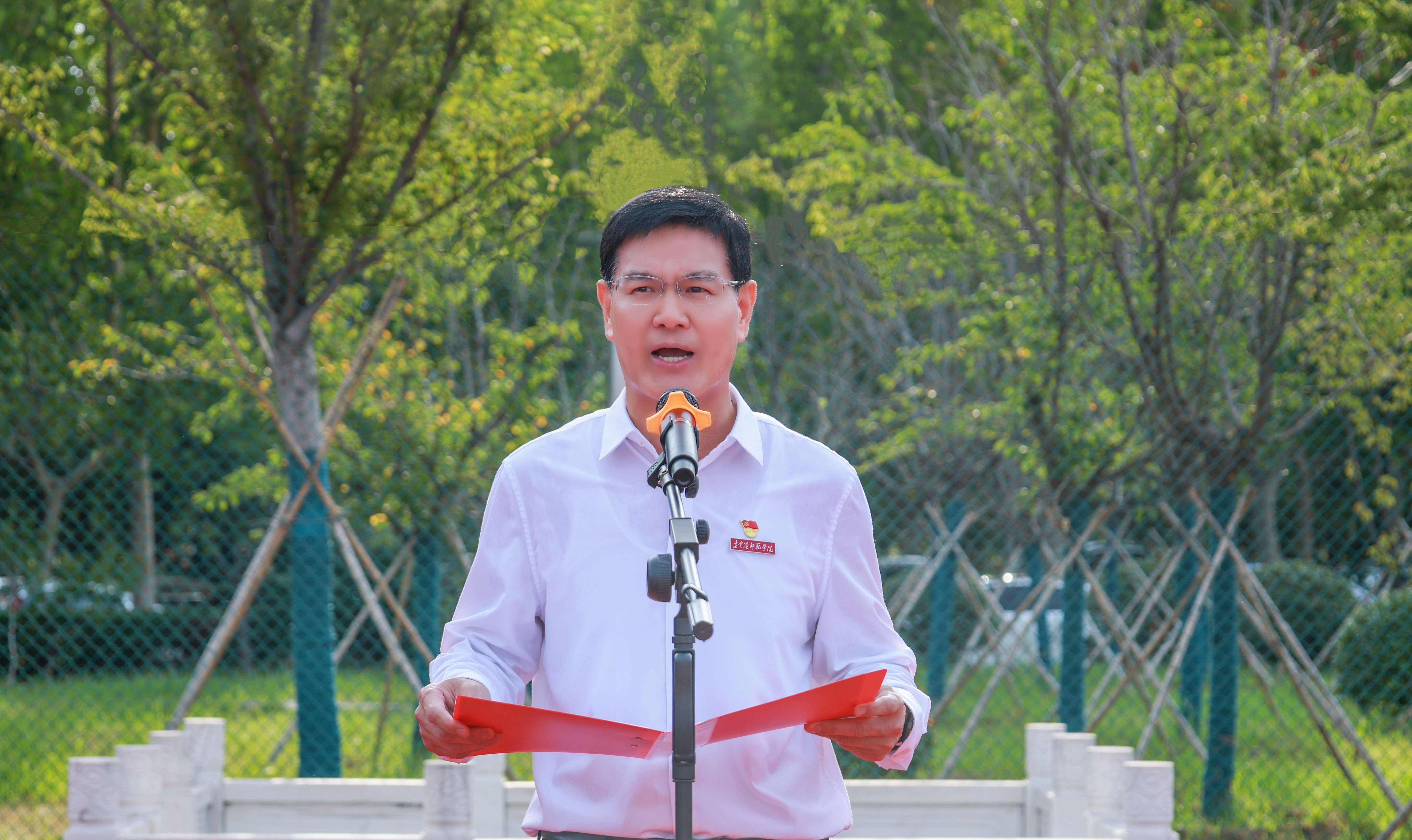 举行新学期升国旗仪式..jpg 举行新学期升国旗仪式..jpg