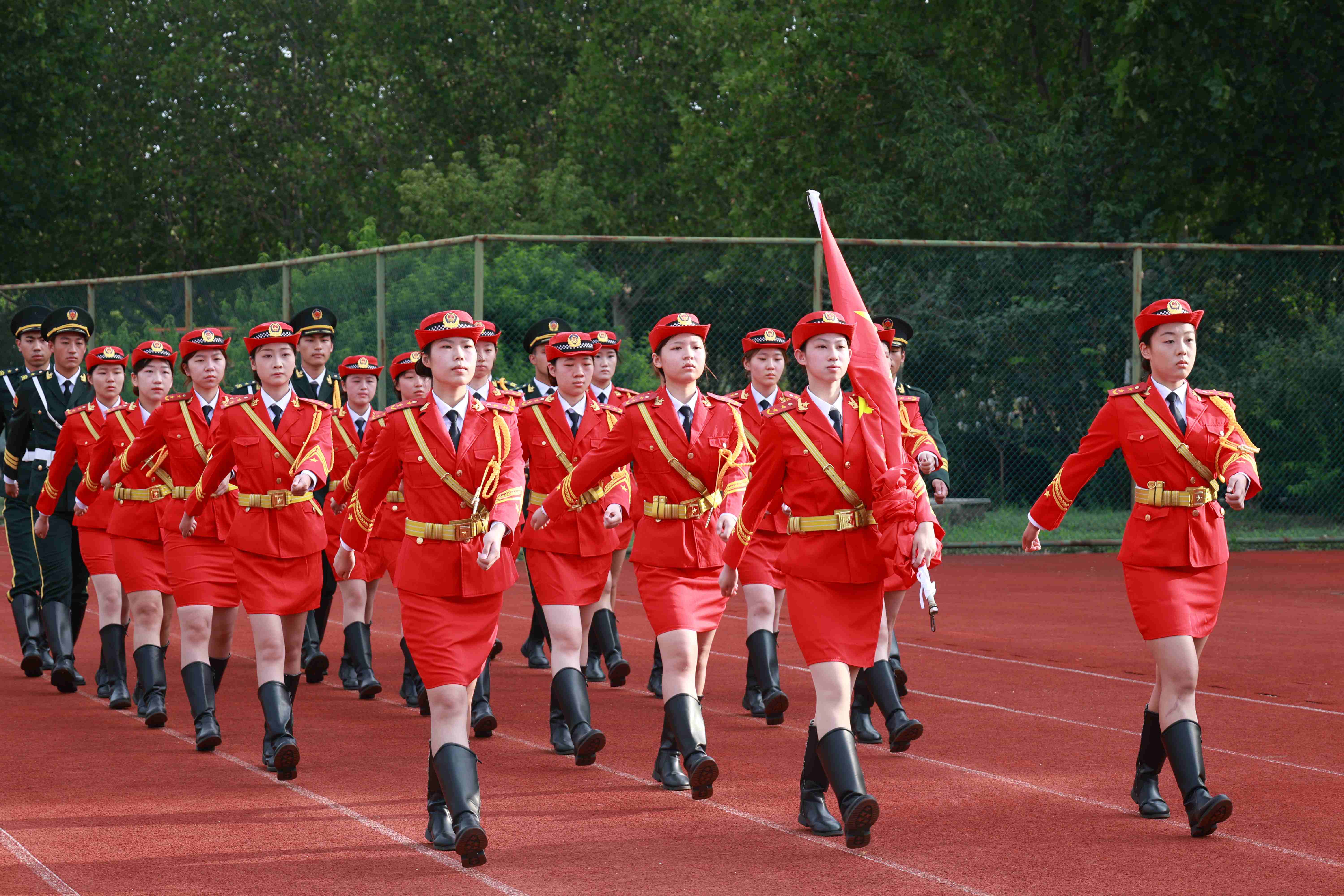 举行新学期升国旗仪式.jpg 举行新学期升国旗仪式.jpg