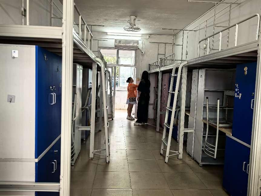 辅导员检查新生宿舍.jpg 辅导员检查新生宿舍.jpg