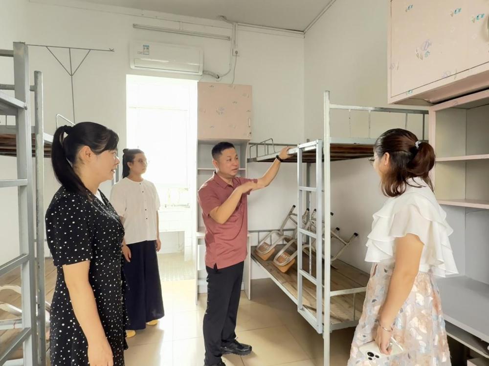 覃洋带队检查新生宿舍.jpg 覃洋带队检查新生宿舍.jpg