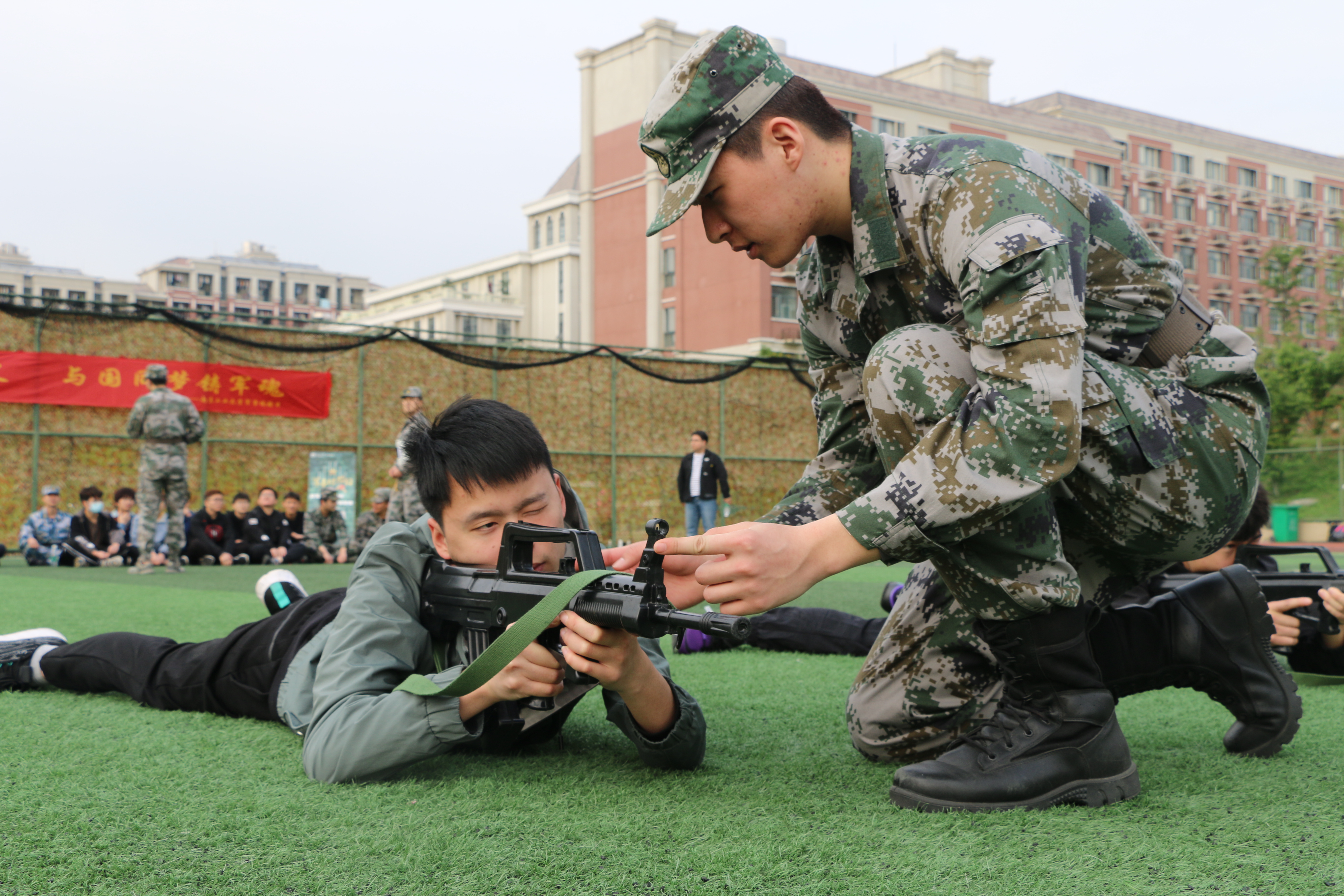 在学生社区举办“军事体验日”活动.JPG