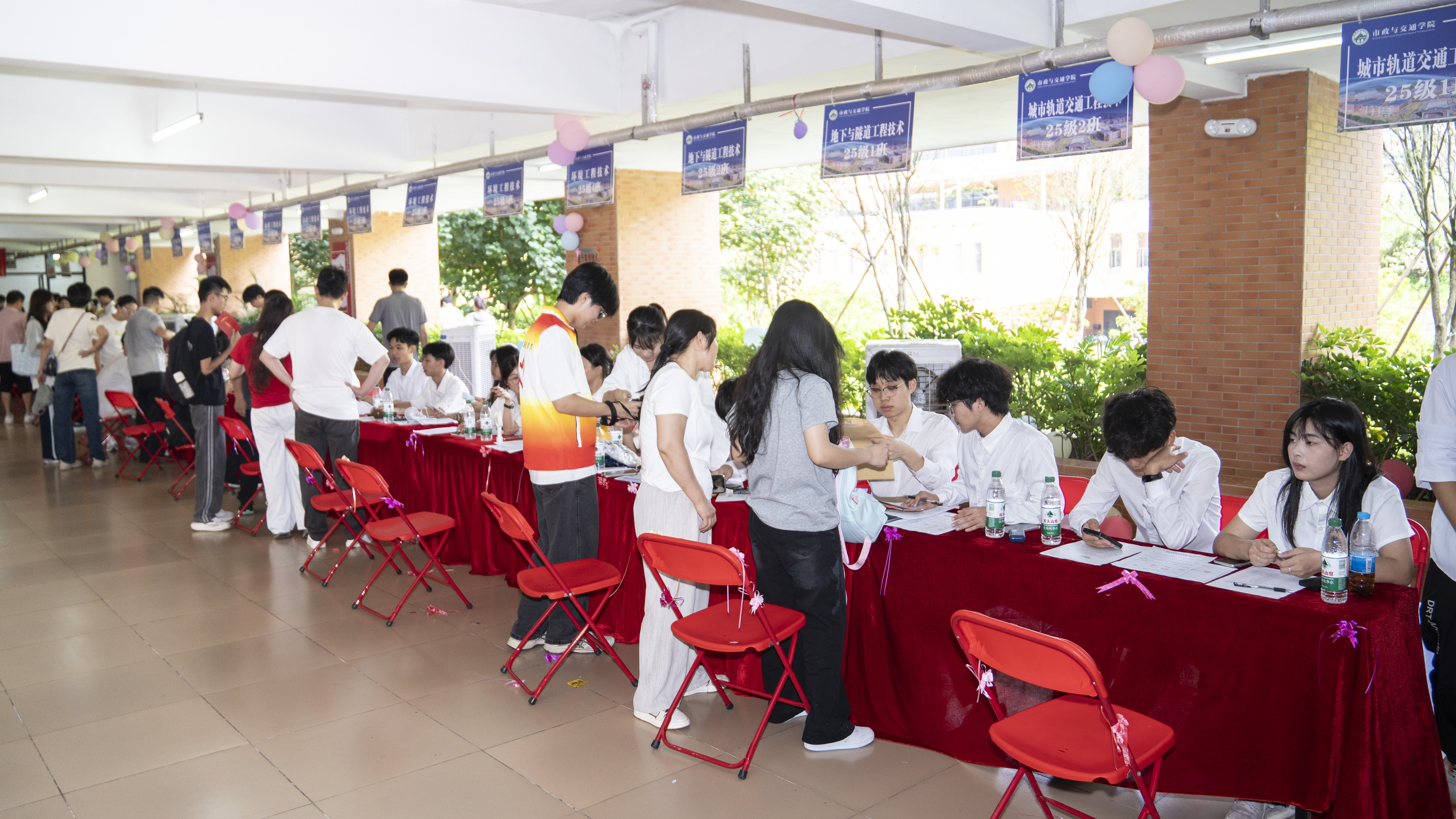 10-市政与交通学院新生报到点.jpg