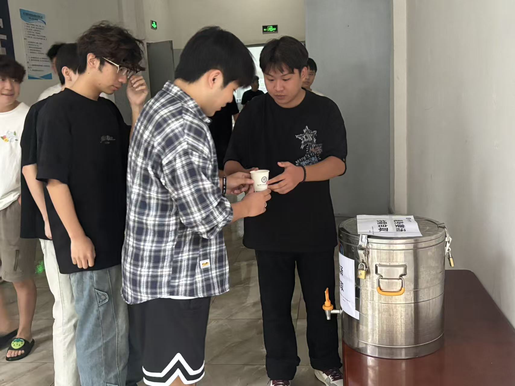 暴雨送暖 | 德阳科贸职业学院"一站式"学生社区提供暖心姜汤