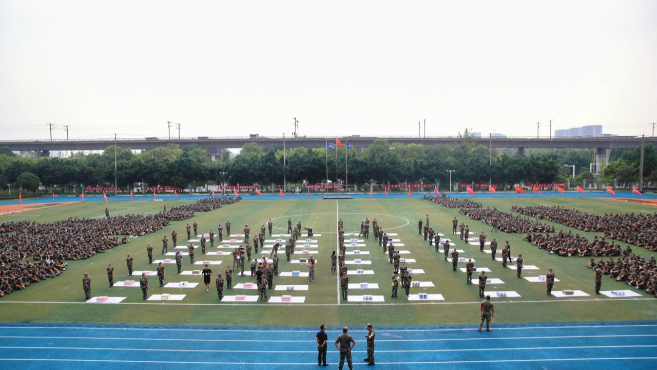 “一站式”学生社区|破茧成“叠”·精彩“被”出！叠军被大赛展军训风采