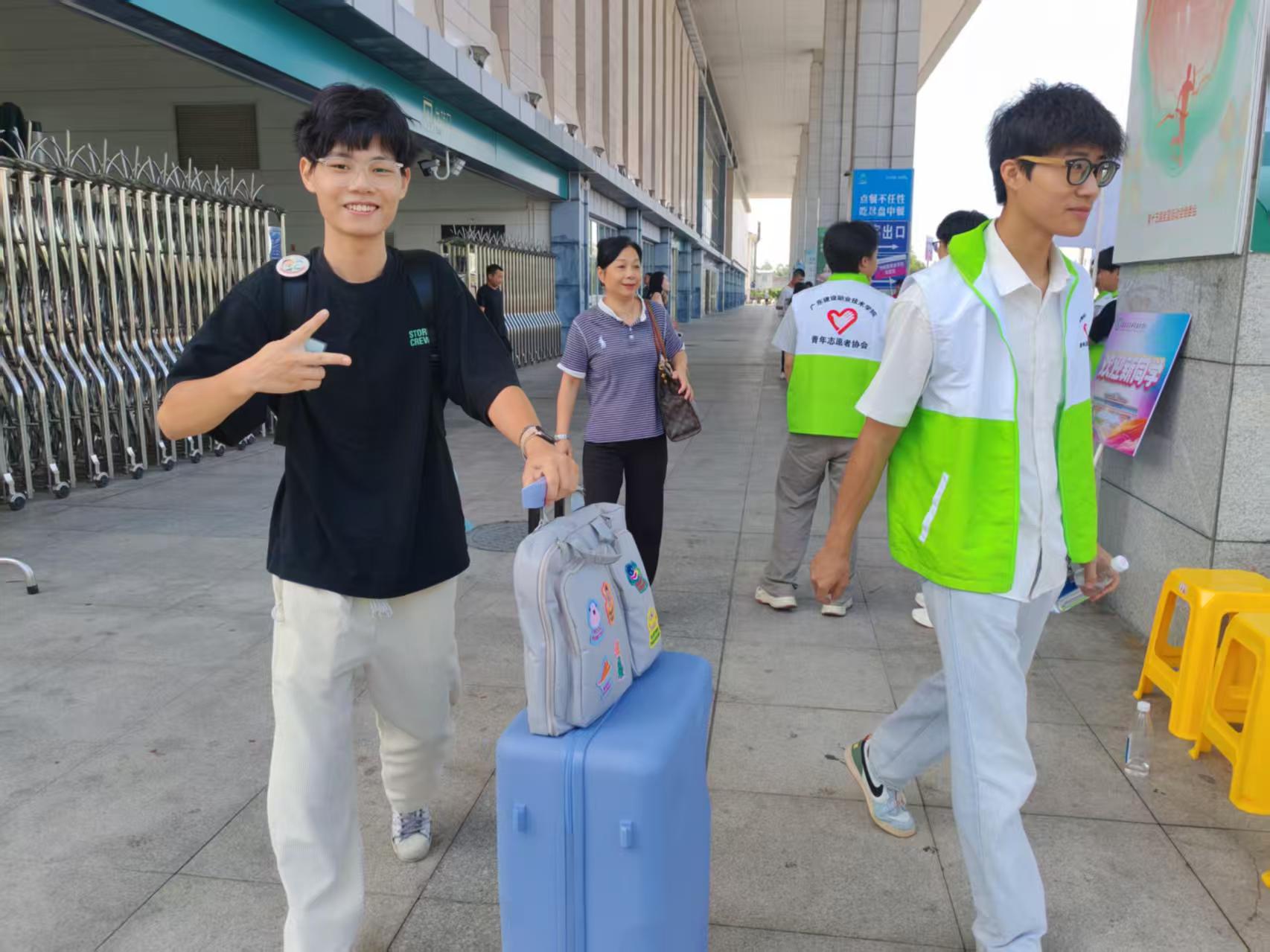 3-清远校区志愿者高铁站迎接2025级新生.jpg